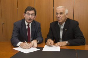 Professors Jacobs and Shalev sign the Memoradum 