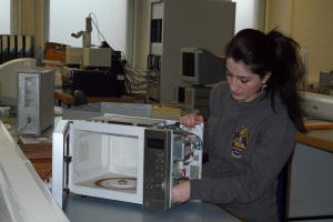 PhD student Azadeh Dindarian working on microwaves