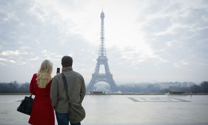 Couple looking at the Eiffel Tower