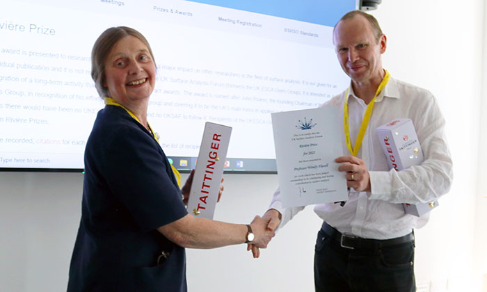 Wendy receives the award from Dr Alex Shard of the National Physical Laboratory