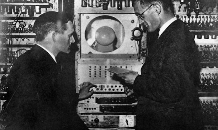 Freddie Williams and Tom Kilburn programming the Manchester Mark 1 computer