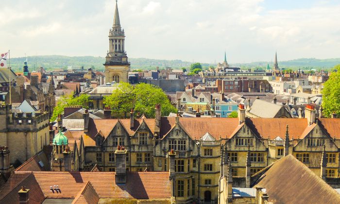 View over the city of Oxford with hills in the background